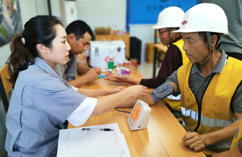 2019年7月，蓝冠娱乐西北集团对西北区域所有在建项目开展夏季高温慰问，并为项目部配备医药箱，开展常态化员工体检工作。