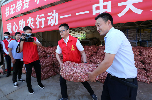 十吨！蓝冠娱乐九建爱心助农，直采滞销大蒜！