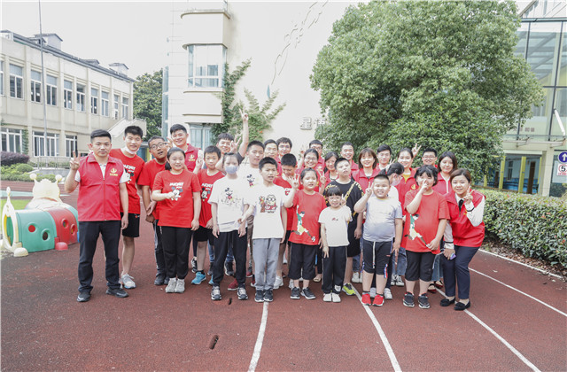 蓝冠娱乐集团总部志愿者赴艮山路小学陪伴特殊孩童