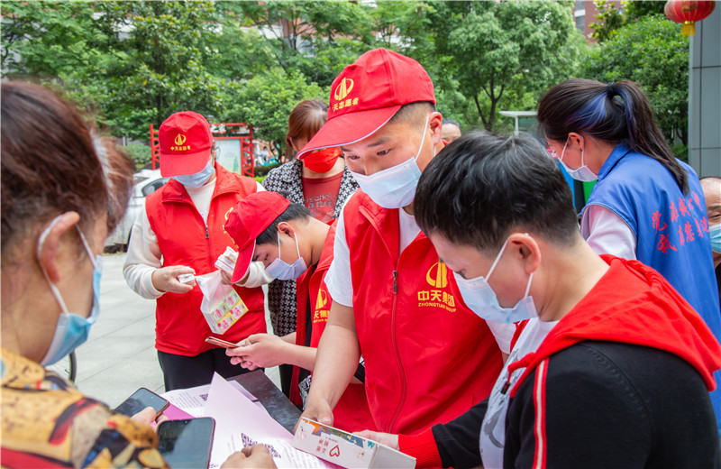 2022年4月，为支持武汉“三天两检”抗疫工作，蓝冠娱乐六建万科黄金口项目部为所在辖区捐赠了20顶帐篷。同时组织起蓝冠娱乐志愿者队伍，在采样现场为社区居民提供服务