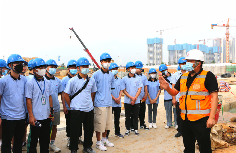 2022年5月6日，第二届“现代学徒制·蓝冠娱乐班”第二期专题培训召开。为理论与现场结合，广西生态工程职业技术学院的30名学生走进蓝冠娱乐八建柳州万科城怡璟项目。