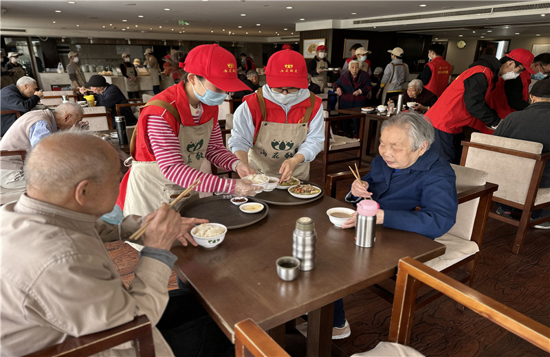 2023年4月12日，控股集团志愿者走进杭州市上城区雨花敬老院开展公益志愿服务。